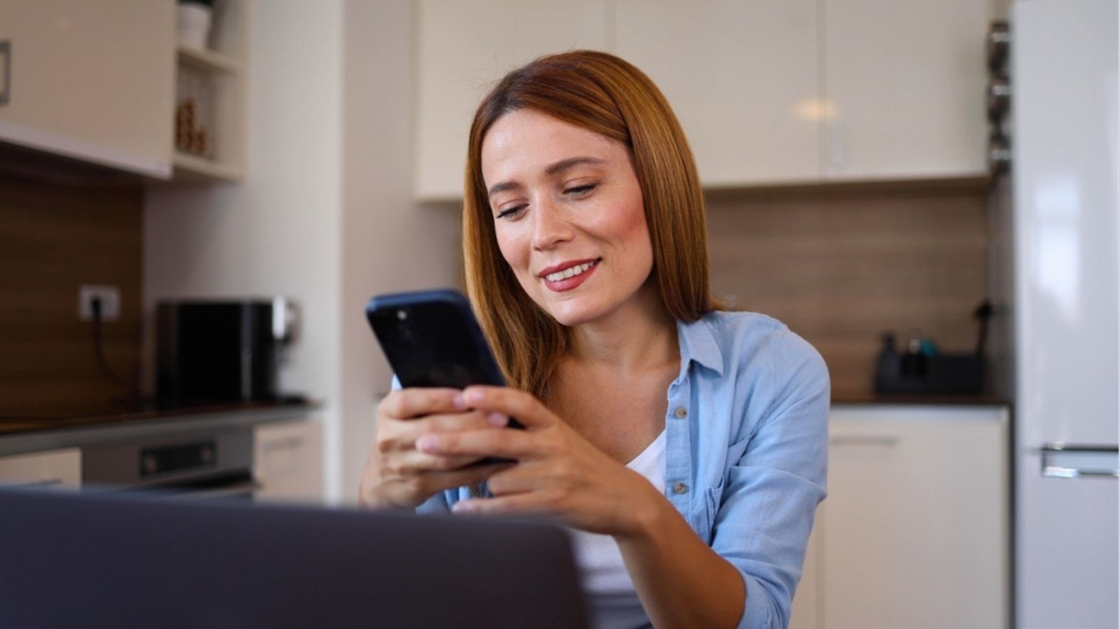 Kobieta sprawdza przelew 800 plus z ZUS w aplikacji bankowej na telefonie