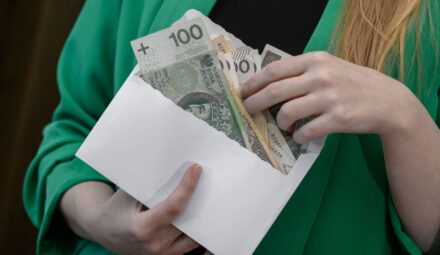 Aż 456 miliardów złotych trzymamy w domach. Polacy ustanowili europejski rekord