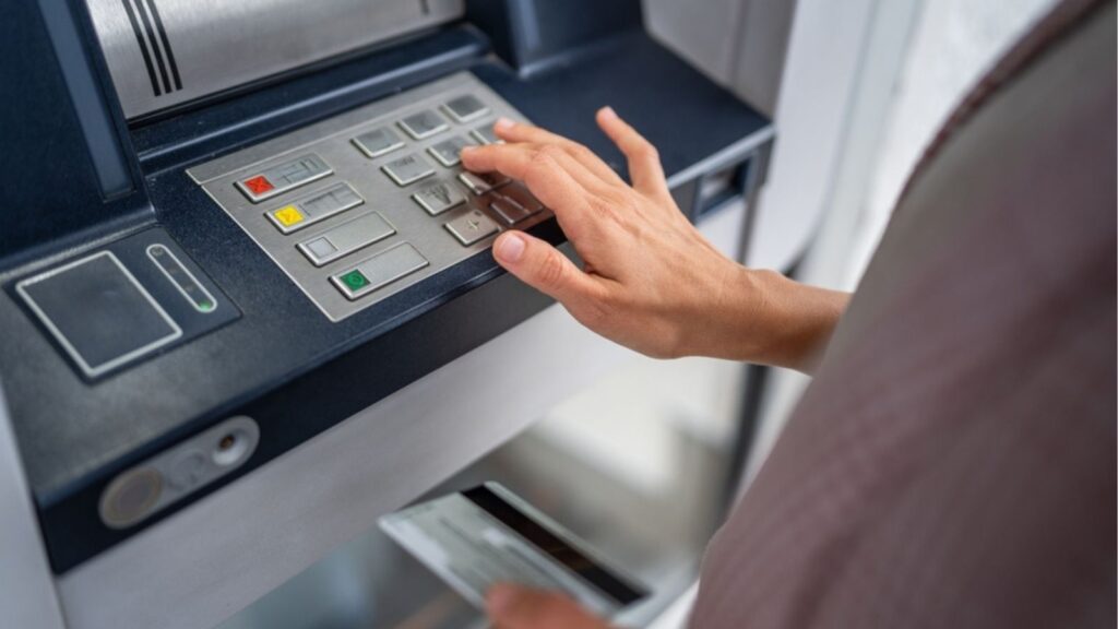 wypłata gotówki z bankomatu
