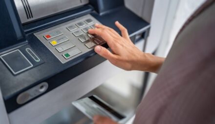 Terminal nie zadziała, a z bankomatu nie wyjmiesz ani grosza. Sprawdź, ile gotówki musisz schować do portfela!