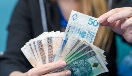 Nawet 2333 zł co miesiąc dla każdego? Jest decyzja Sejmu