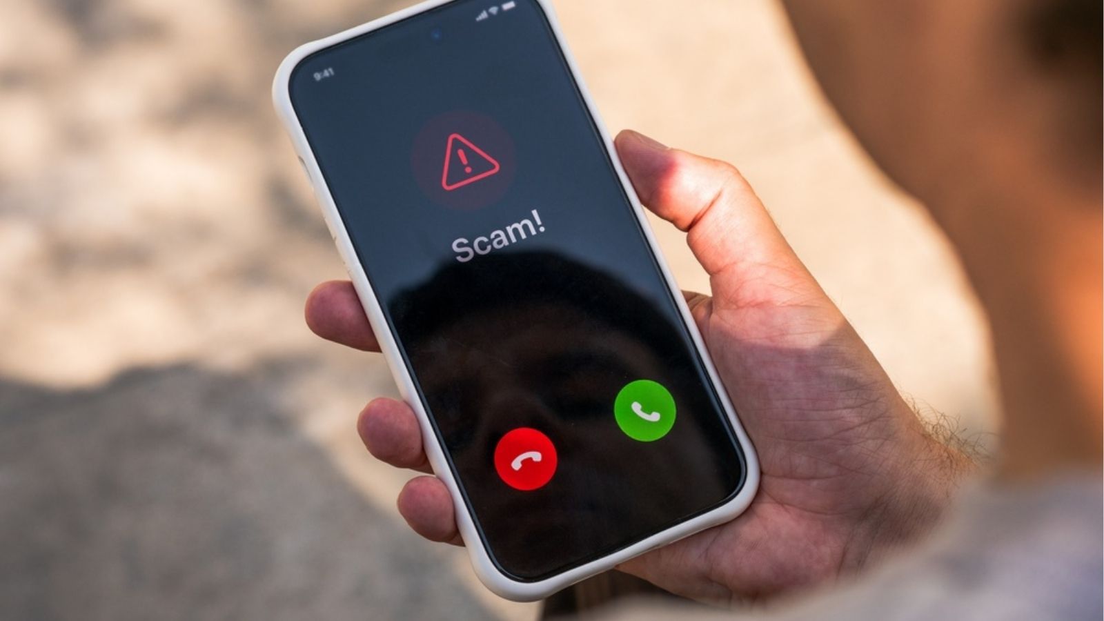 Ekran telefonu komórkowego z wiadomością tekstową SMS dotyczącą weryfikacji konta bankowego.