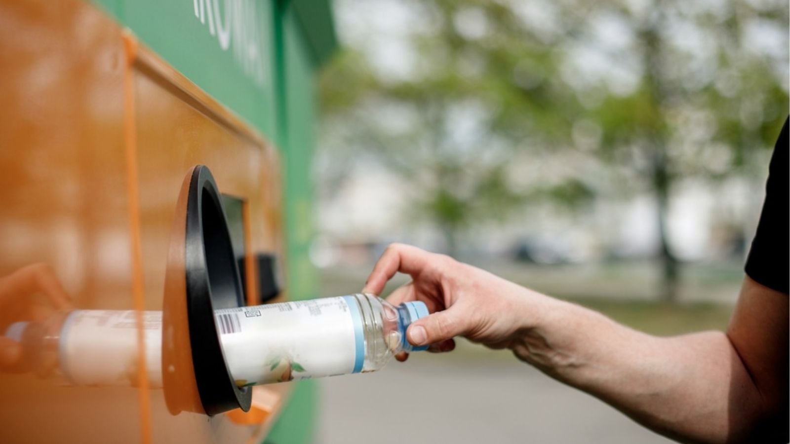  Klient odbiera voucher z automatu recyklomatu w markecie Biedronka