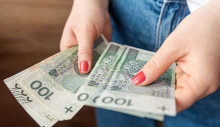 Wypłaty 800 plus w październiku 2026. ZUS wyśle przelewy wcześniej