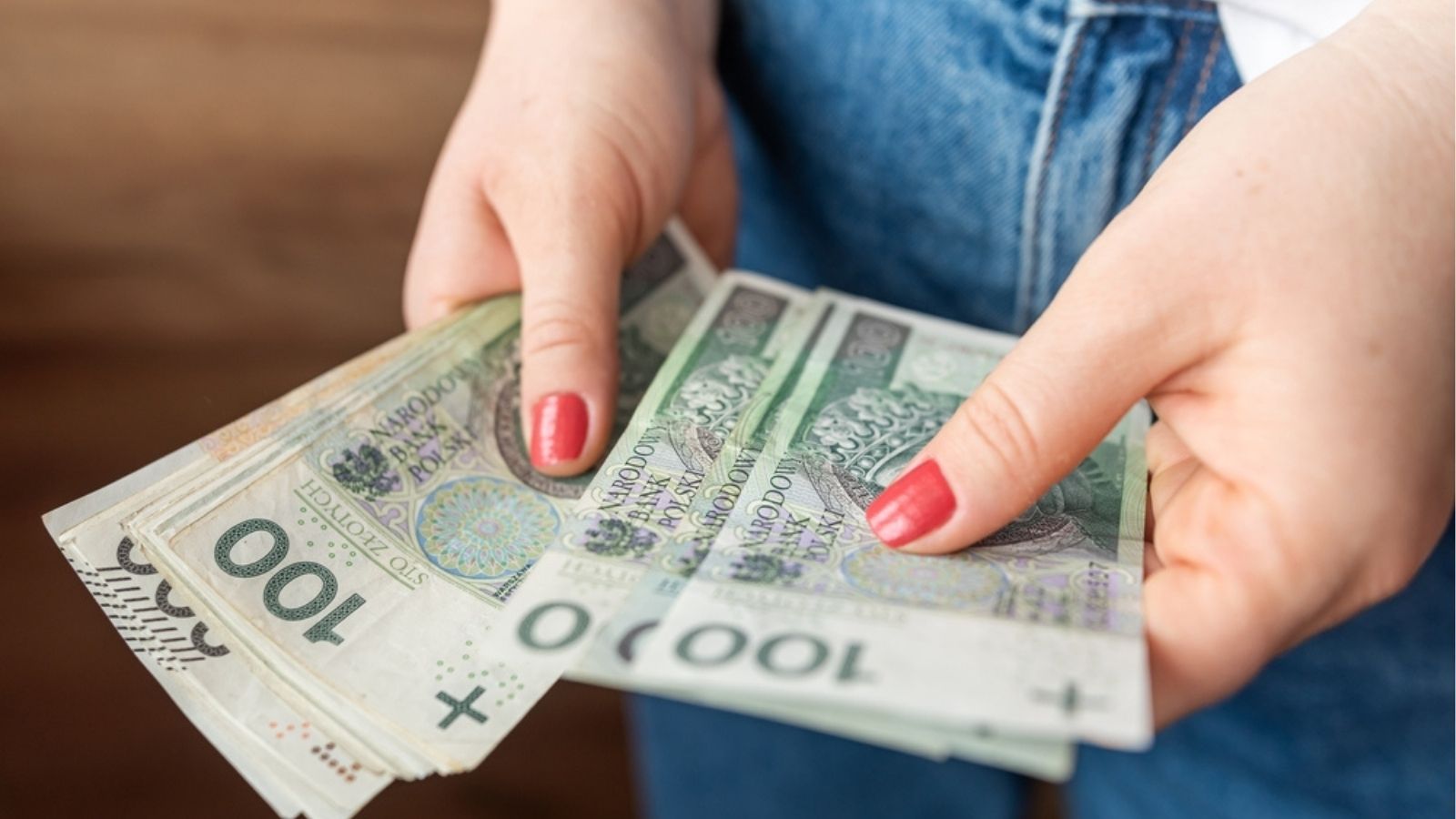 Kobieta sprawdzająca przelew 800 plus z ZUS