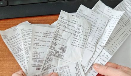 Paragon w niebieskim pojemniku to kosztowny błąd. Sprawdź, gdzie powinien trafić