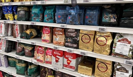 Biedronka obniżyła cenę kawy. 1 kg kosztuje 44,99 zł, ale jest warunek