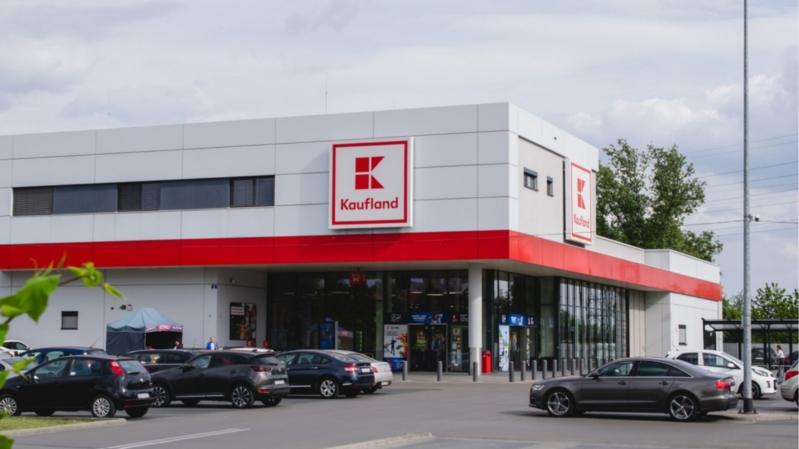 Sklep sieci Kaufland z parkingiem dla klientów