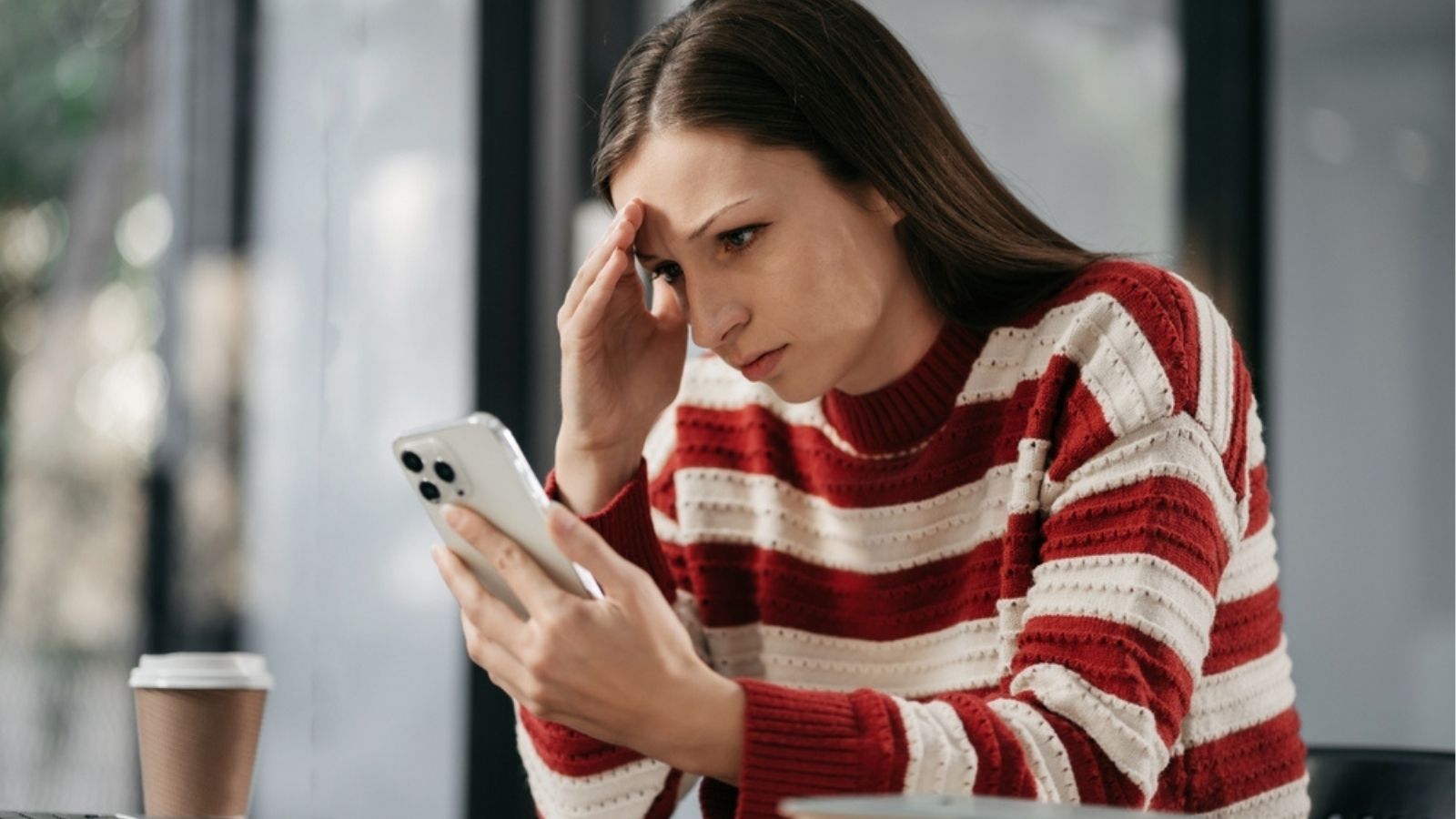 Smartfon z fałszywym SMS-em podszywającym się pod program Mastercard