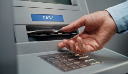 Wypłacasz ponad 14 418 zł? Przez ten błąd bank wstrzyma wypłatę na 12 godzin
