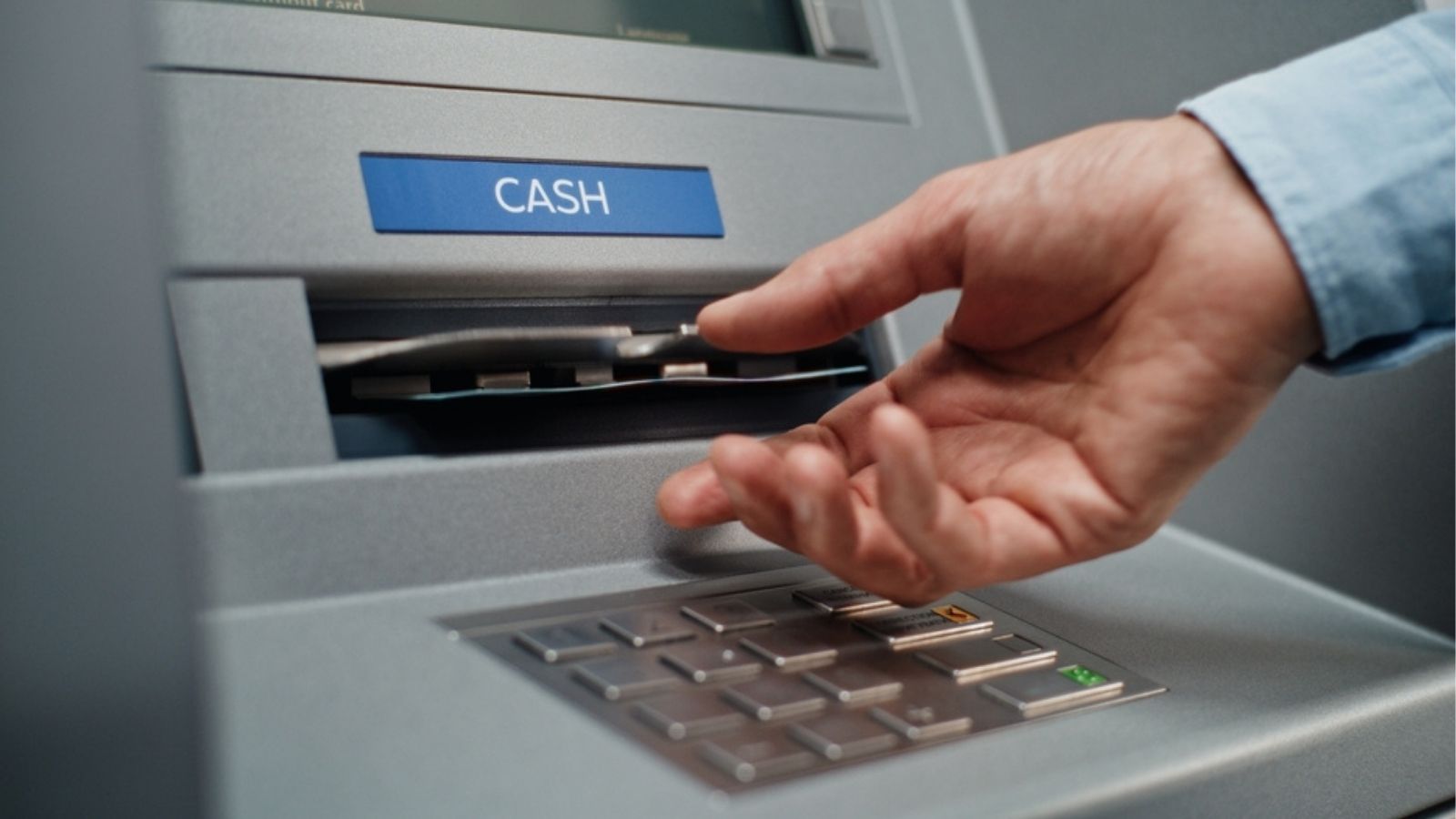 Wypłata gotówki w oddziale banku i bankomacie