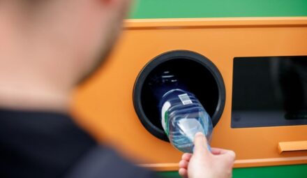 Zamiast wyrzucać plastik, odbierz rabat w Lidlu i Biedronce. Uważaj na limit przy kasie!