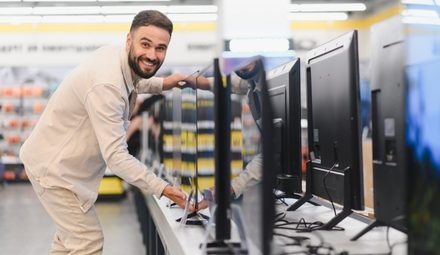 Kupujesz TV lub smartfon? Sprawdź, kiedy w Black Friday zaoszczędzisz najwięcej