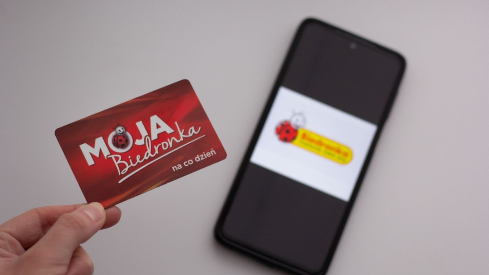 telefon z aplikacją Biedronka i karta moja Biedronka