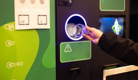 Zamiast wyrzucać plastik, odbierz rabat w Lidlu i Biedronce. Uważaj na te błędy przy kasie!