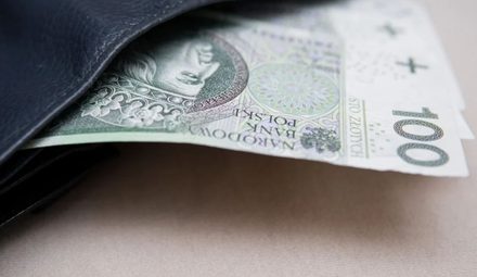 Co piąty Polak ma 100 tys. zł oszczędności, ale miliony żyją na krawędzi