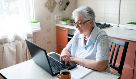 Rząd szykuje bezpiecznik finansowy dla seniorów. Waloryzacja przebije prognozy