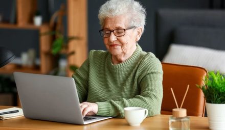 Bon senioralny wchodzi w życie. Do 2500 zł na opiekę dla osób po 65. roku
