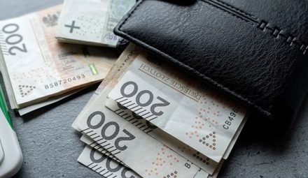 Średnia krajowa rośnie, ale portfele tego nie czują. Ubyło 50 tysięcy etatów